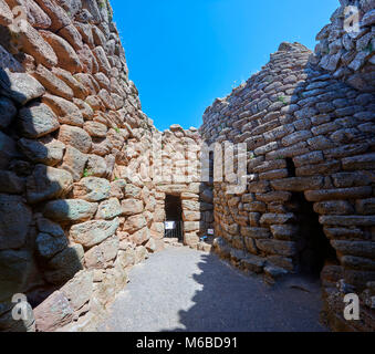 Bild und Bild der Innenhof des prähistorischen magalith Ruinen Nuraghe Arrubiu (Rot Nuraghe), archäologische Stätte, Bronzezeit (14 - Stockfoto