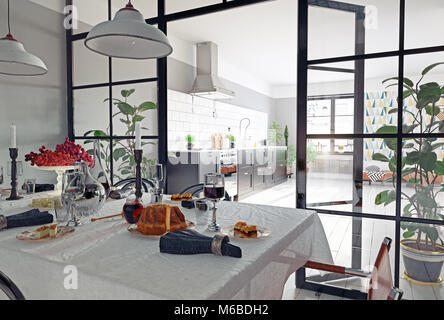 Moderne Küche Interieur mit Glaswand. 3D-rendering Konzept Stockfoto