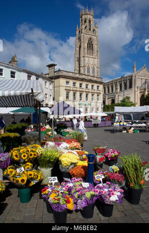 Eine Blume an der Boston Marktstand mit St. Botolphs Paria Kirche im Hintergrund Stockfoto