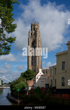 Boston Stump, (St. Botolphs Pfarrkirche), Boston, Lincolnshire, England, gesehen von der Stadt Brücke. Stockfoto