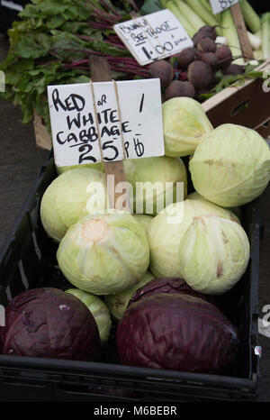 Frischer Kohl auf Verkauf am Marktstand. Stockfoto