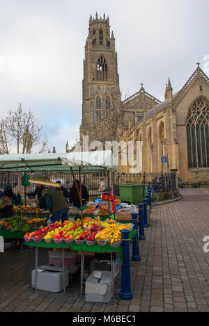 Oston Markt, Lincolnshire, mit St. Botolph's Pfarrkirche im Hintergrund Stockfoto