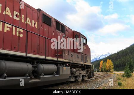 Feld, BC/Kanada - 07. Oktober 2017: Canadian Pacific Zug verlassen Sie den Bahnhof in Feld Stockfoto