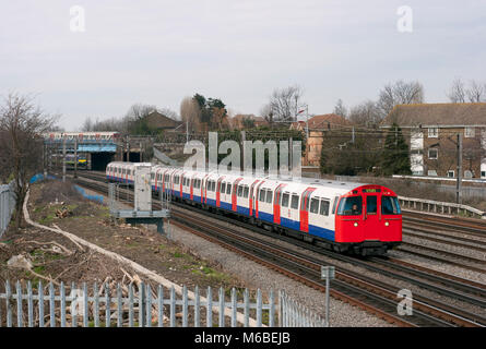 Die Bakerloo Line London U-Bahn gebildet von 1972 lieferbar, Südafrika Kenton in West London am 13. März 2006. Die Bakerloo Line London und Stockfoto