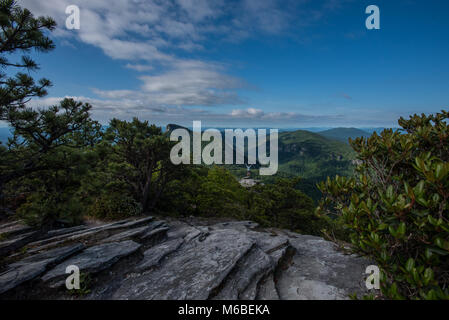 Low Angle View of Rock und Frau Power Posign Stockfoto