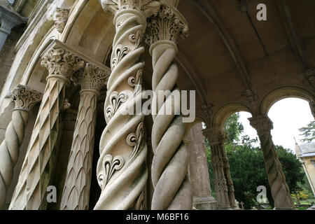 Kunstvoll spiralförmig Spalten außerhalb der Kirche St. Maria und St. Nikolaus, West Street, Wilton, Hampshire. Stockfoto