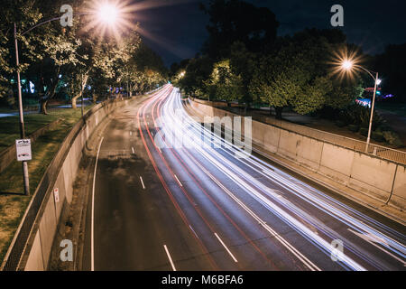 Verschlusszeit geschossen von einem Highway in Melbourne, Australien. Stockfoto