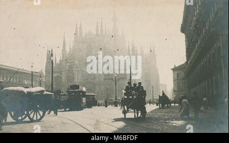 Antike c1900 Foto, Straße der Duomo di Milano und Palazzo Carminati mit Karren und Kutschen in Mailand, Italien. Stockfoto