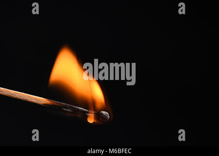 Das Feuer breitet sich über einen hölzernen match Nahaufnahme Stockfoto