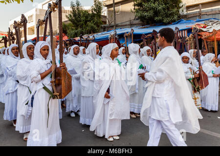 Eine Straße Prozession der Äthiopischen Orthodoxen Christen während der jährlichen Timkat (Epiphanie) Feiern, Addis Abeba, Äthiopien Stockfoto