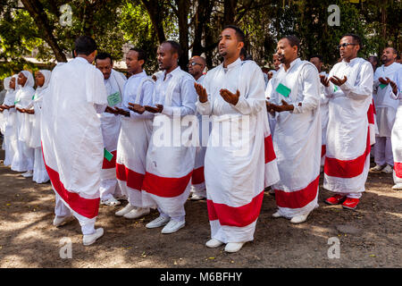 Äthiopisch-orthodoxen Christen in traditionellen weißen Feiern Timkat (Epiphanie) an Kidist Mariam Kirche, Addis Abeba, Äthiopien gekleidet Stockfoto