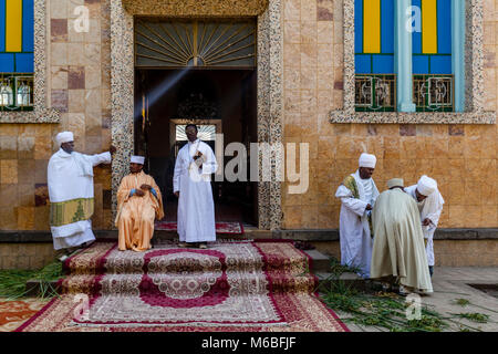 Eine Äthiopische Orthodoxe Christliche Priester gibt eine Predigt an Kidist Mariam Kirche zu Beginn des Timkat (Epiphanie) Feiern, Addis Abeba, Ethiopi Stockfoto