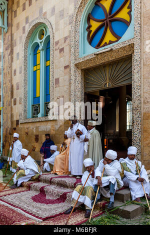 Eine Äthiopische Orthodoxe Christliche Priester gibt eine Predigt an Kidist Mariam Kirche zu Beginn des Timkat (Epiphanie) Feiern, Addis Abeba, Ethiopi Stockfoto