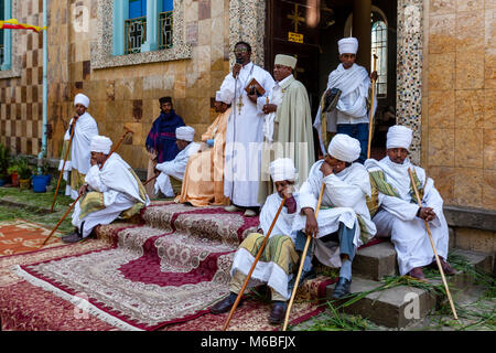 Eine Äthiopische Orthodoxe Christliche Priester gibt eine Predigt an Kidist Mariam Kirche zu Beginn des Timkat (Epiphanie) Feiern, Addis Abeba, Ethiopi Stockfoto