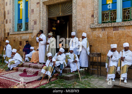 Eine Äthiopische Orthodoxe Christliche Priester gibt eine Predigt an Kidist Mariam Kirche zu Beginn des Timkat (Epiphanie) Feiern, Addis Abeba, Ethiopi Stockfoto