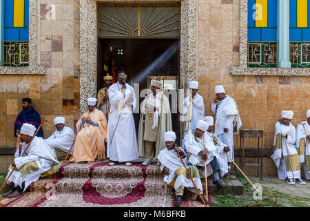 Eine Äthiopische Orthodoxe Christliche Priester gibt eine Predigt an Kidist Mariam Kirche zu Beginn des Timkat (Epiphanie) Feiern, Addis Abeba, Ethiopi Stockfoto