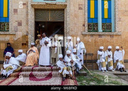 Eine Äthiopische Orthodoxe Christliche Priester gibt eine Predigt an Kidist Mariam Kirche zu Beginn des Timkat (Epiphanie) Feiern, Addis Abeba, Ethiopi Stockfoto