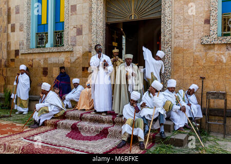 Eine Äthiopische Orthodoxe Christliche Priester gibt eine Predigt an Kidist Mariam Kirche zu Beginn des Timkat (Epiphanie) Feiern, Addis Abeba, Ethiopi Stockfoto