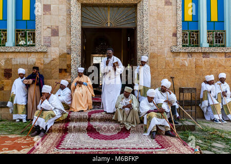 Eine Äthiopische Orthodoxe Christliche Priester gibt eine Predigt an Kidist Mariam Kirche zu Beginn des Timkat (Epiphanie) Feiern, Addis Abeba, Ethiopi Stockfoto