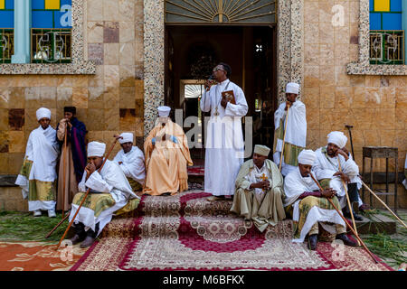 Eine Äthiopische Orthodoxe Christliche Priester gibt eine Predigt an Kidist Mariam Kirche zu Beginn des Timkat (Epiphanie) Feiern, Addis Abeba, Ethiopi Stockfoto