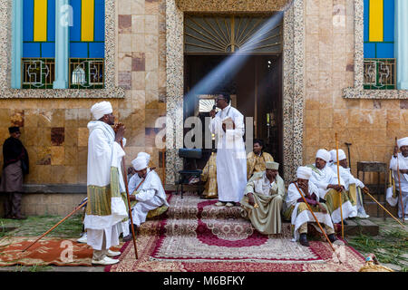 Eine Äthiopische Orthodoxe Christliche Priester gibt eine Predigt an Kidist Mariam Kirche zu Beginn des Timkat (Epiphanie) Feiern, Addis Abeba, Ethiopi Stockfoto