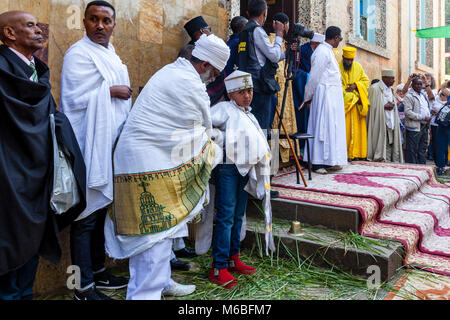 Äthiopische Orthodoxe Christliche Priester und Diakone feiern die drei Tage Festival der Timkat (Epiphanie) an Kidist Mariam Kirche, Addis Abeba, Äthiopien Stockfoto