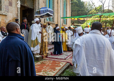 Äthiopische Orthodoxe Christliche Priester und Diakone feiern die drei Tage Festival der Timkat (Epiphanie) an Kidist Mariam Kirche, Addis Abeba, Äthiopien Stockfoto