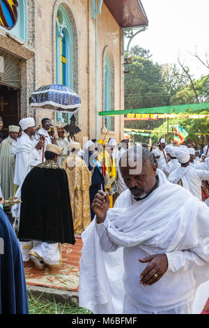 Äthiopische Orthodoxe Christliche Priester und Diakone feiern die drei Tage Festival der Timkat (Epiphanie) an Kidist Mariam Kirche, Addis Abeba, Äthiopien Stockfoto