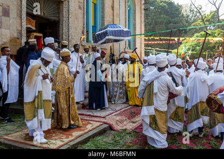 Äthiopische Orthodoxe Christliche Priester und Diakone feiern die drei Tage Festival der Timkat (Epiphanie) an Kidist Mariam Kirche, Addis Abeba, Äthiopien Stockfoto