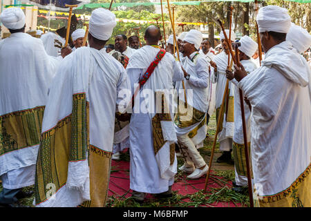 Äthiopische Orthodoxe Christliche Priester und Diakone feiern die drei Tage Festival der Timkat (Epiphanie) an Kidist Mariam Kirche, Addis Abeba, Äthiopien Stockfoto