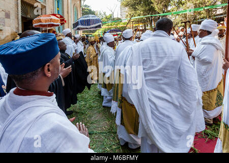 Äthiopische Orthodoxe Christliche Priester und Diakone feiern die drei Tage Festival der Timkat (Epiphanie) an Kidist Mariam Kirche, Addis Abeba, Äthiopien Stockfoto