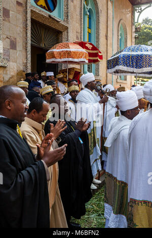 Äthiopische Orthodoxe Christliche Priester und Diakone feiern die drei Tage Festival der Timkat (Epiphanie) an Kidist Mariam Kirche, Addis Abeba, Äthiopien Stockfoto