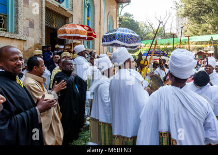 Äthiopische Orthodoxe Christliche Priester und Diakone feiern die drei Tage Festival der Timkat (Epiphanie) an Kidist Mariam Kirche, Addis Abeba, Äthiopien Stockfoto