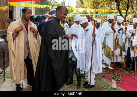 Äthiopische Orthodoxe Christliche Priester und Diakone feiern die drei Tage Festival der Timkat (Epiphanie) an Kidist Mariam Kirche, Addis Abeba, Äthiopien Stockfoto