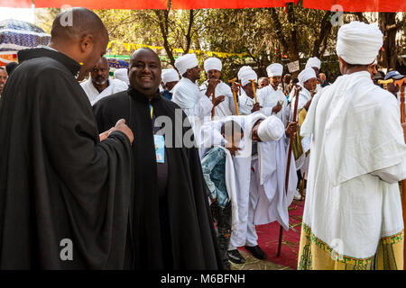 Äthiopische Orthodoxe Christliche Priester und Diakone feiern die drei Tage Festival der Timkat (Epiphanie) an Kidist Mariam Kirche, Addis Abeba, Äthiopien Stockfoto