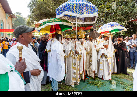 Eine Prozession der äthiopischen orthodoxen Priester und Diakone verlassen Kidist Mariam Kirche während Timkat (Epiphanie) Feiern, Addis Abeba, Äthiopien Stockfoto