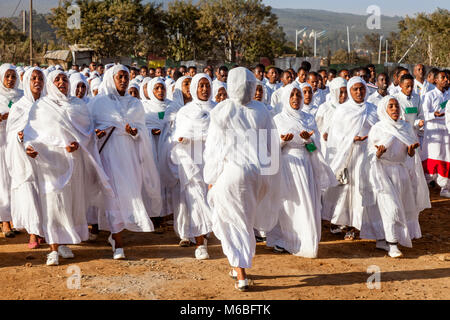 Eine Prozession der Äthiopischen Orthodoxen Christen kommen an der Jan Meda Sportsgound zu feiern Timkat (Epiphanie), Addis Abeba, Äthiopien Stockfoto