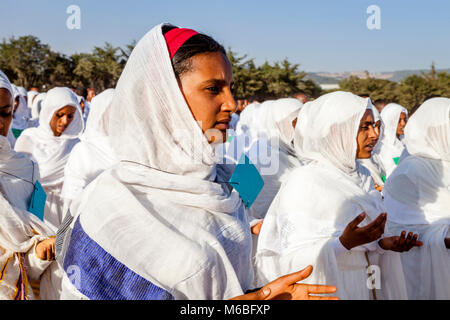 Eine Prozession der Äthiopischen Orthodoxen Christen kommen an der Jan Meda Sportsgound zu feiern Timkat (Epiphanie), Addis Abeba, Äthiopien Stockfoto