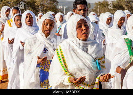 Eine Prozession der Äthiopischen Orthodoxen Christen kommen an der Jan Meda Sportsgound zu feiern Timkat (Epiphanie), Addis Abeba, Äthiopien Stockfoto