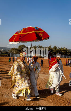 Eine Äthiopische Orthodoxe Priester kommt an der Jan Meda Sportsgound zu feiern Timkat (Epiphanie), Addis Abeba, Äthiopien Stockfoto