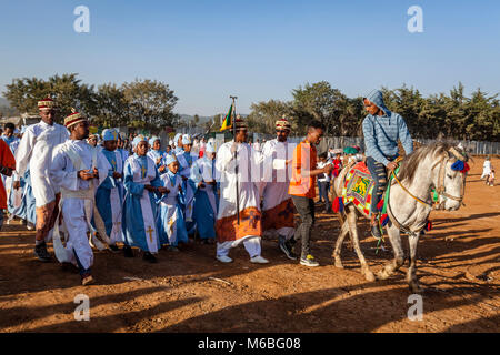 Eine Prozession der Äthiopischen Orthodoxen Christen kommen an der Jan Meda Sportsgound zu feiern Timkat (Epiphanie), Addis Abeba, Äthiopien Stockfoto