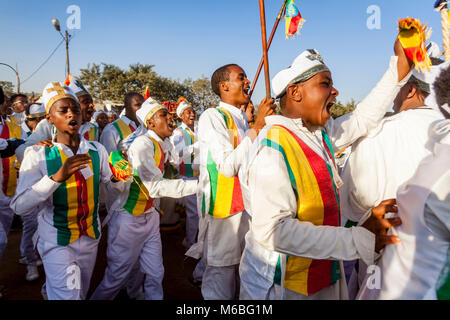 Eine Prozession der Äthiopischen Orthodoxen Christen kommen an der Jan Meda Sportsgound zu feiern Timkat (Epiphanie), Addis Abeba, Äthiopien Stockfoto