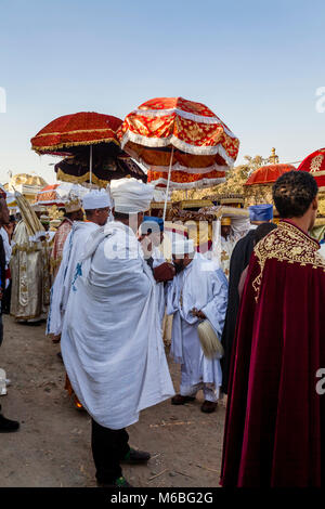 Eine Prozession der äthiopischen orthodoxen Priester und Diakone kommen an der Jan Meda Sportsgound zu feiern Timkat (Epiphanie), Addis Abeba, Äthiopien Stockfoto