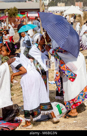 Äthiopische Christen Begrüßung während der timkat (Epiphanie) Feiern, Jan Meda-Sportplatz, Addis Abeba, Äthiopien Stockfoto