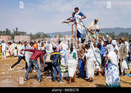 Äthiopische Christen sind mit Weihwasser besprengt die Taufe Jesu im Jordan, Timkat (Epiphanie), Addis Abeba, Äthiopien zu feiern. Stockfoto