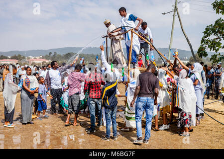 Äthiopische Christen sind mit Weihwasser besprengt die Taufe Jesu im Jordan, Timkat (Epiphanie), Addis Abeba, Äthiopien zu feiern. Stockfoto