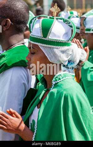 Eine Prozession der Äthiopischen Orthodoxen Christen kommen an der Jan Meda Sportsgound zu feiern Timkat (Epiphanie), Addis Abeba, Äthiopien Stockfoto