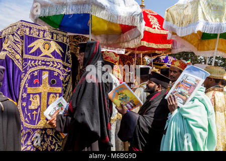 Eine Prozession der äthiopischen orthodoxen Priester und Diakone kommen an der Jan Meda Sportsgound zu feiern Timkat (Epiphanie), Addis Abeba, Äthiopien Stockfoto