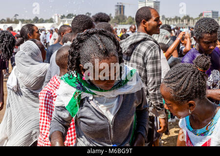 Äthiopische Christen sind mit Weihwasser besprengt die Taufe Jesu im Jordan, Timkat (Epiphanie) Addis Ababa, Äthiopien zu feiern. Stockfoto