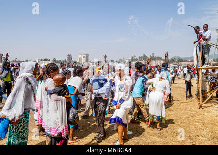 Äthiopische Christen sind mit Weihwasser besprengt die Taufe Jesu im Jordan, Timkat (Epiphanie) Addis Ababa, Äthiopien zu feiern. Stockfoto